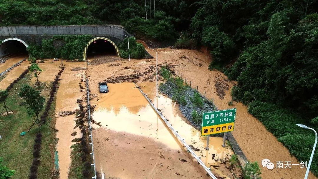 双雄对决激战70分钟，比赛被暴雨中断的简单介绍
