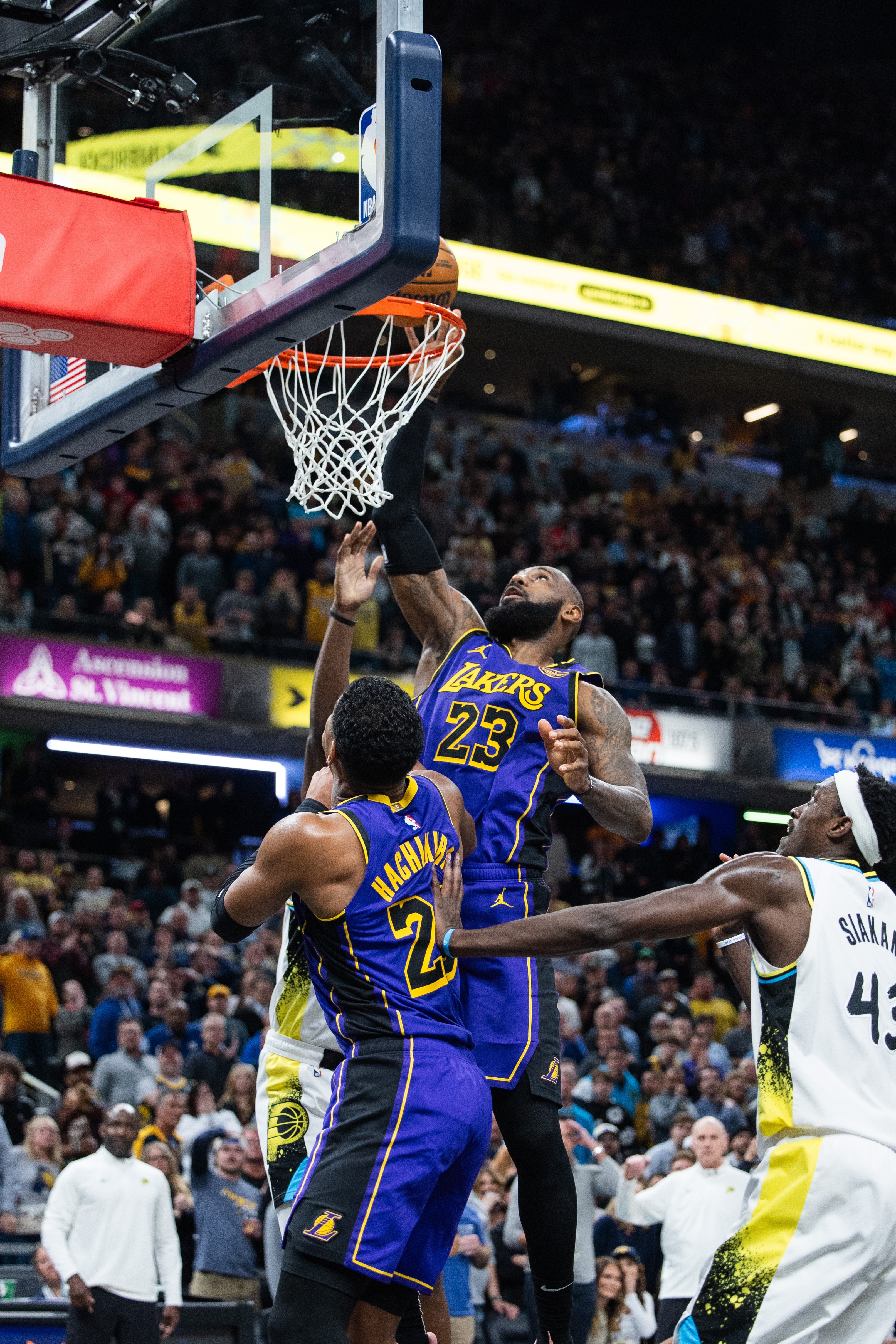 包含篮球决赛震撼开打，巅峰对决引爆全场的词条